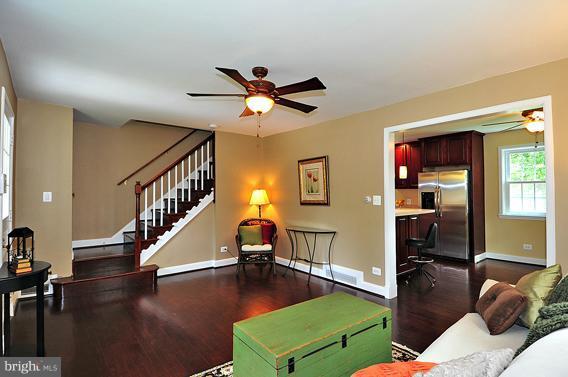 7 Dunmore Road Catonsville, MD 21228 - Photo 8 of 26 Living Room