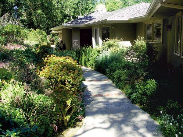 1616 Hillcrest Road Santa Barbara, CA 93103 - Photo 13 of 13 Pathway