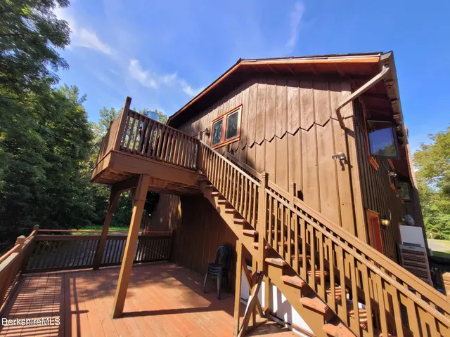 a view of entryway with wooden floor and fence