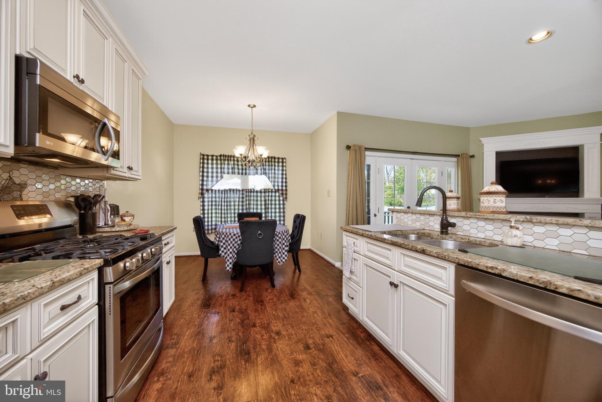 105 William Road Pottstown, PA 19464 - Photo 21 of 52 Custom kitchen w/ tile backsplash and eating area