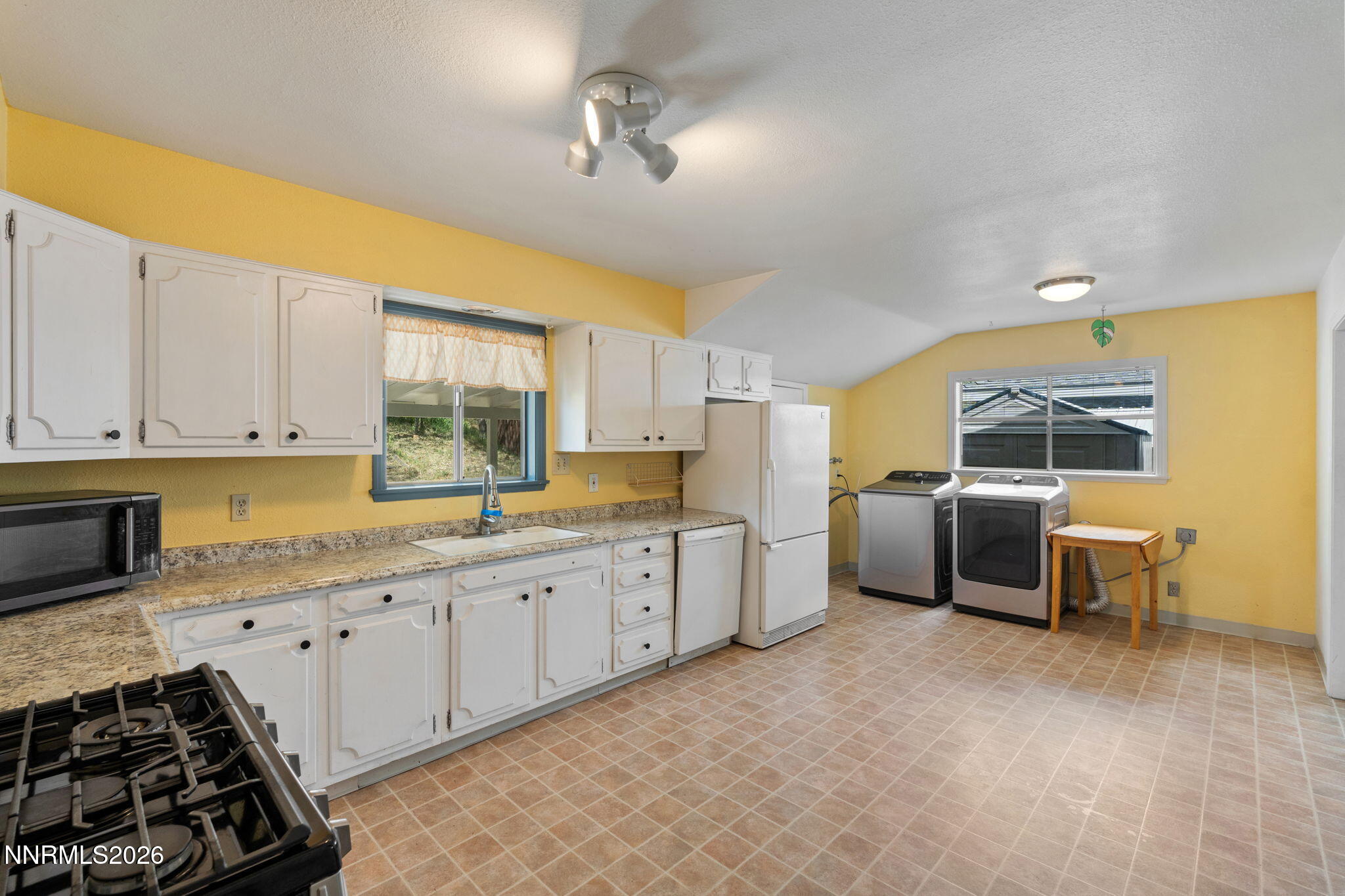 745 Hood Avenue Reno, NV 89512 - Photo 12 of 34 20-web-or-mls-DSC09259