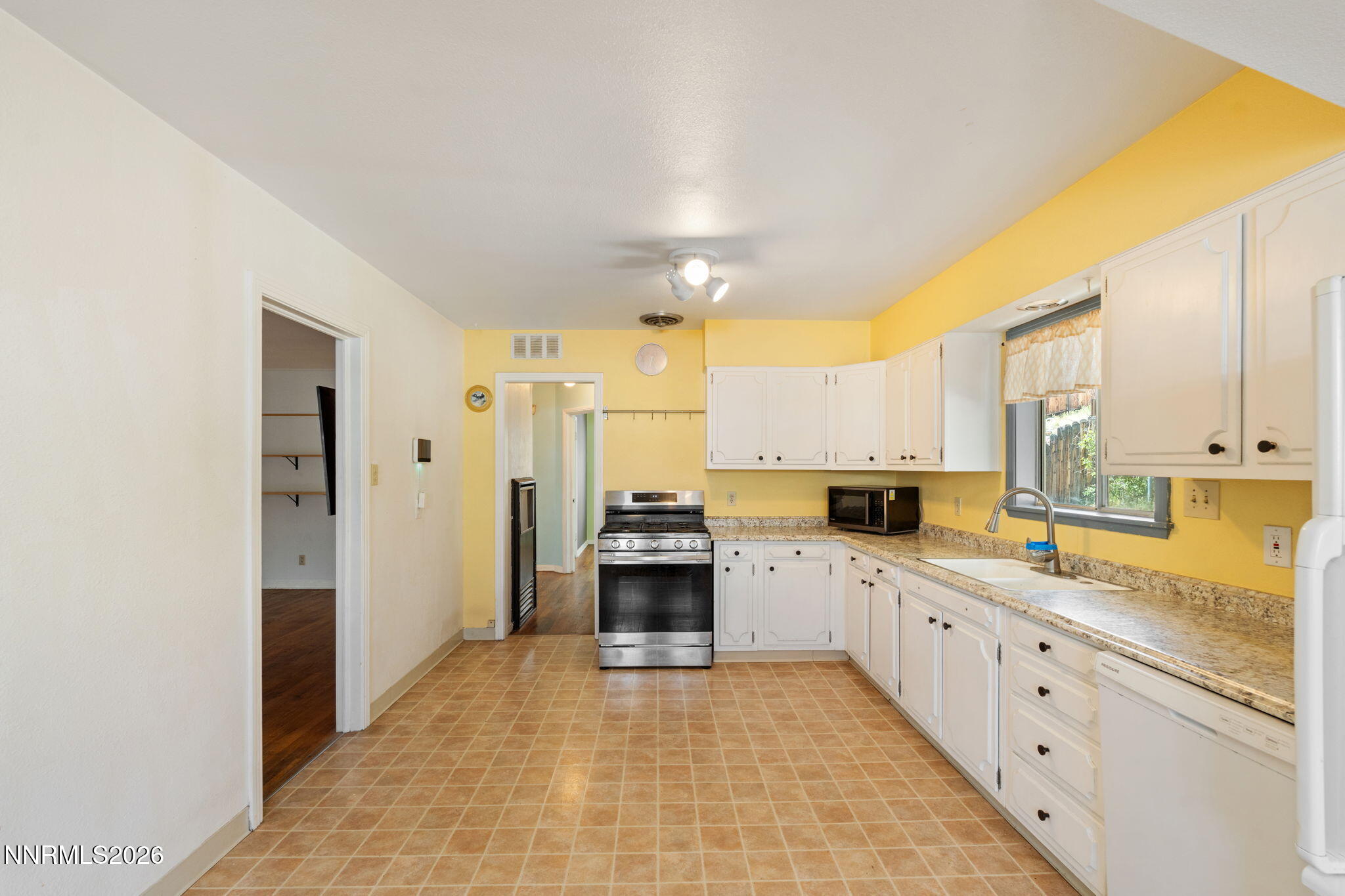 745 Hood Avenue Reno, NV 89512 - Photo 13 of 34 21-web-or-mls-DSC09284