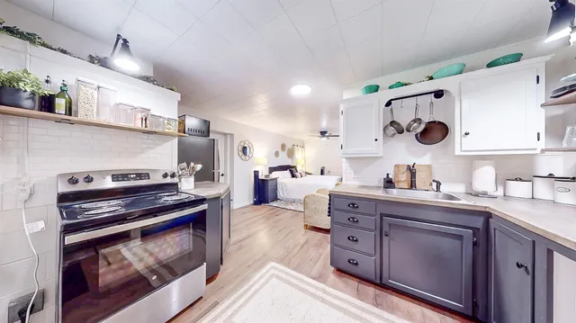 a view of utility room with washer and dryer