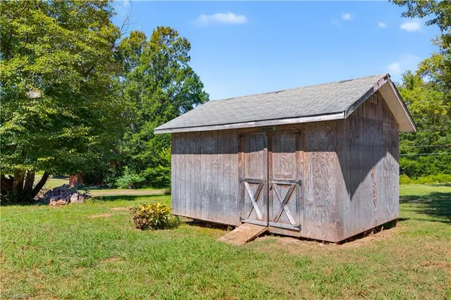 $1,349 | 235 Lakecrest Road, Eden, NC 27288