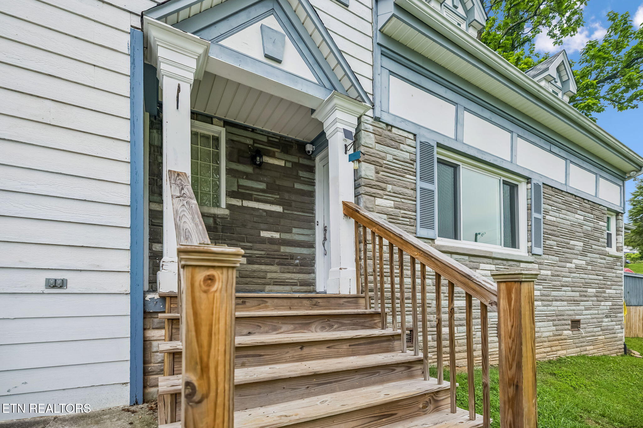 212 Oak Street Clinton, TN 37716 - Photo 4 of 29 3-212 Oak St - 001
