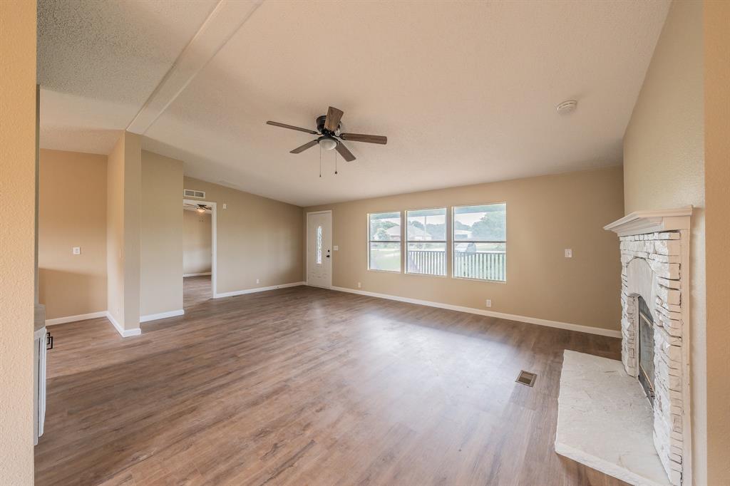 153 Clay Court Springtown, TX 76082 - Photo 10 of 38