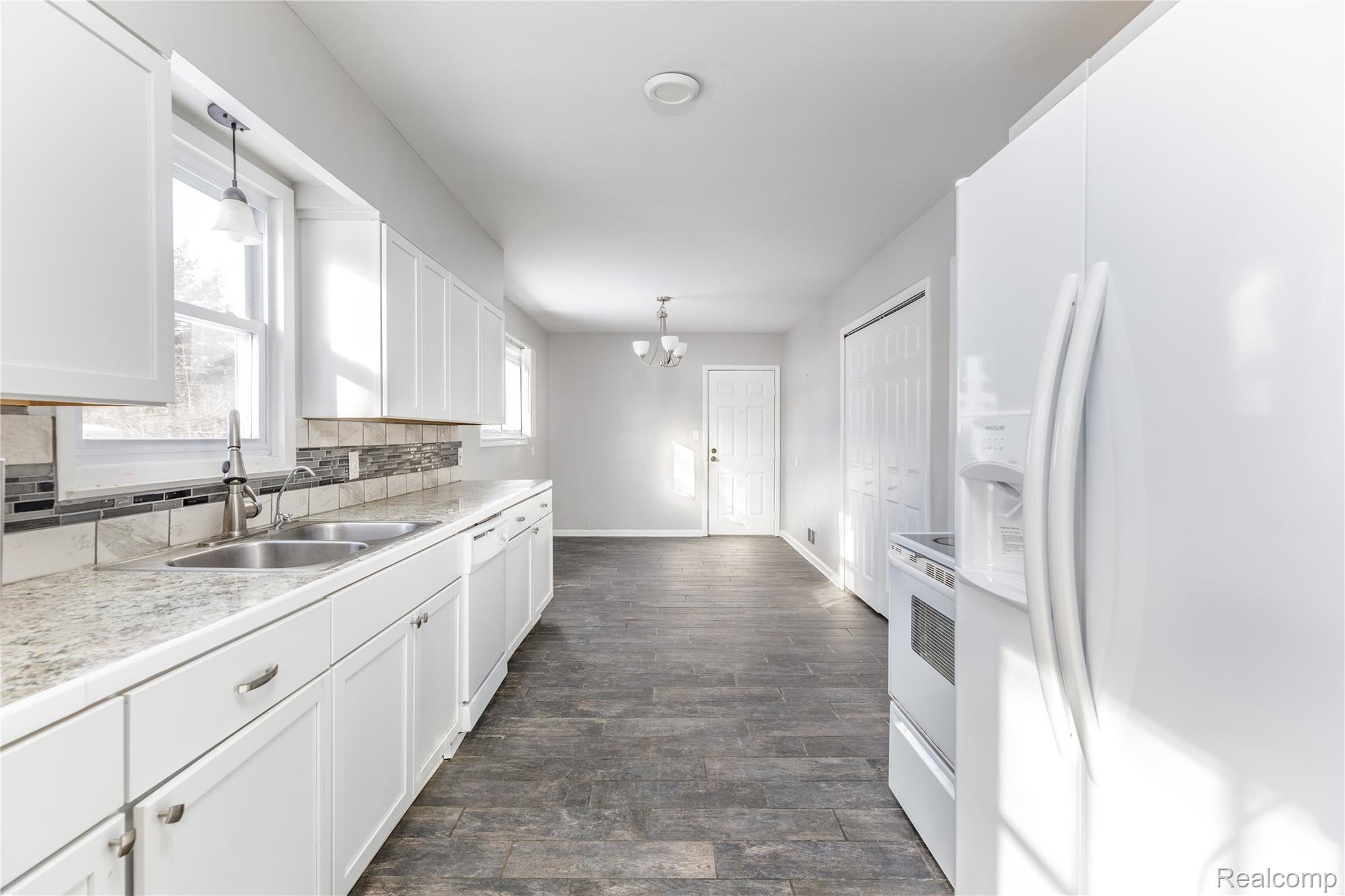 4007 North Belsay Road Flint, MI 48506 - Photo 10 of 26 Kitchen looking toward breakfast area
