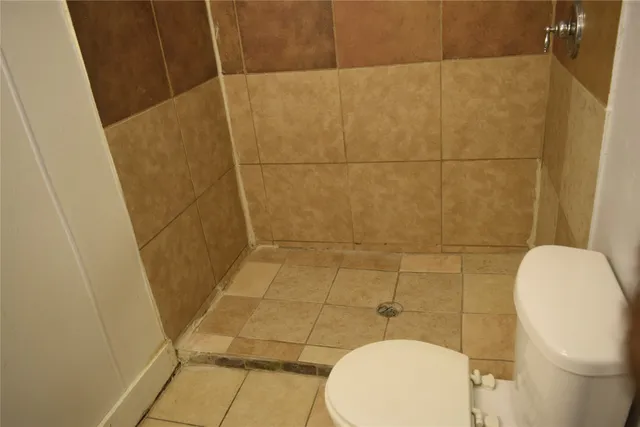 a bathroom with a toilet and a shower