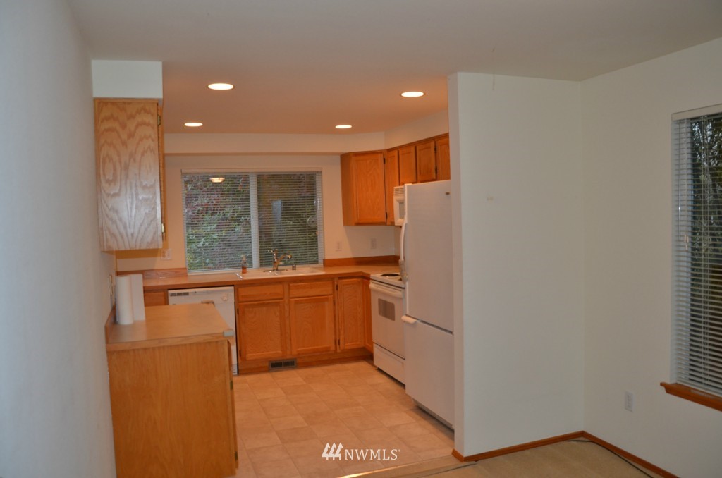 960 Graham Avenue Northeast Renton, WA 98059 - Photo 3 of 14