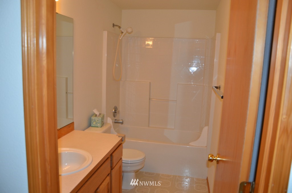 960 Graham Avenue Northeast Renton, WA 98059 - Photo 8 of 14