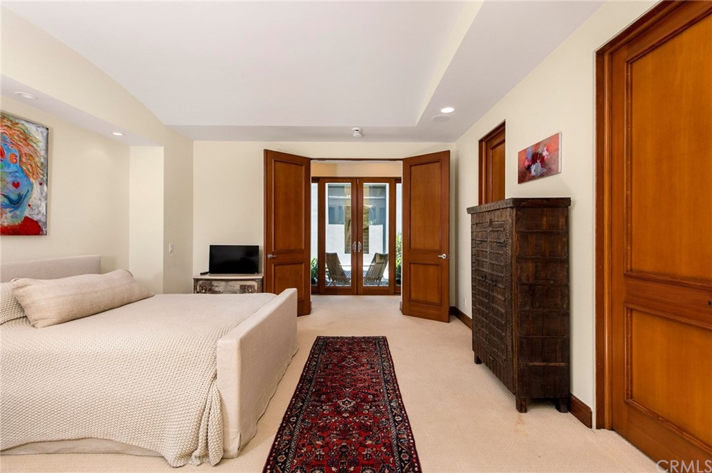 10 Smithcliffs Road Laguna Beach, CA 92651 - Photo 21 of 38 a bedroom with a bed and a large window