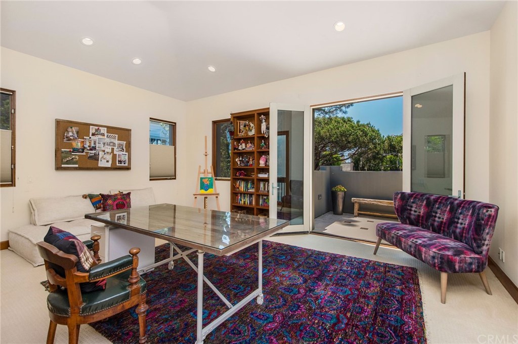 10 Smithcliffs Road Laguna Beach, CA 92651 - Photo 30 of 38 a living room with furniture and a book shelf