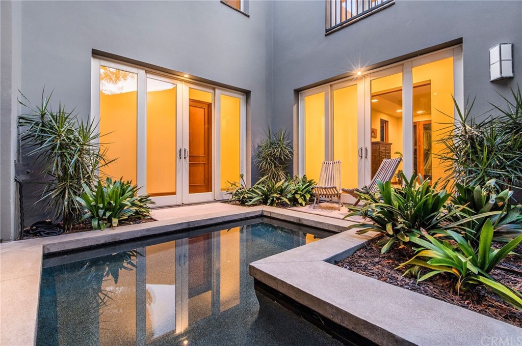 10 Smithcliffs Road Laguna Beach, CA 92651 - Photo 3 of 38 a living room filled with furniture and window