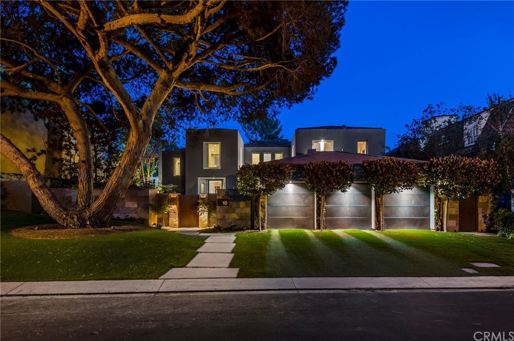 10 Smithcliffs Road Laguna Beach, CA 92651 - Photo 34 of 38 a house view with a garden space