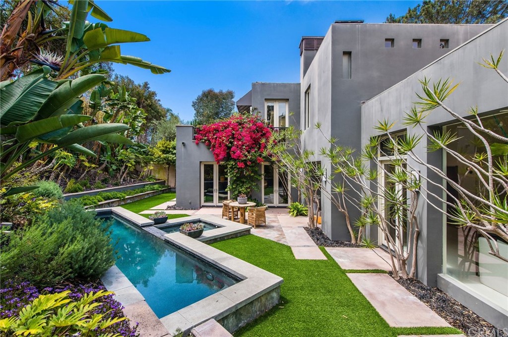 10 Smithcliffs Road Laguna Beach, CA 92651 - Photo 35 of 38 a view of an chairs and tables in the patio