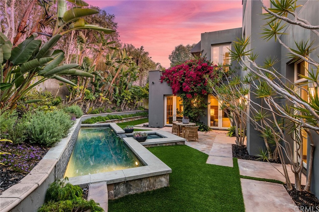 10 Smithcliffs Road Laguna Beach, CA 92651 - Photo 7 of 38 a view of a yard with plants