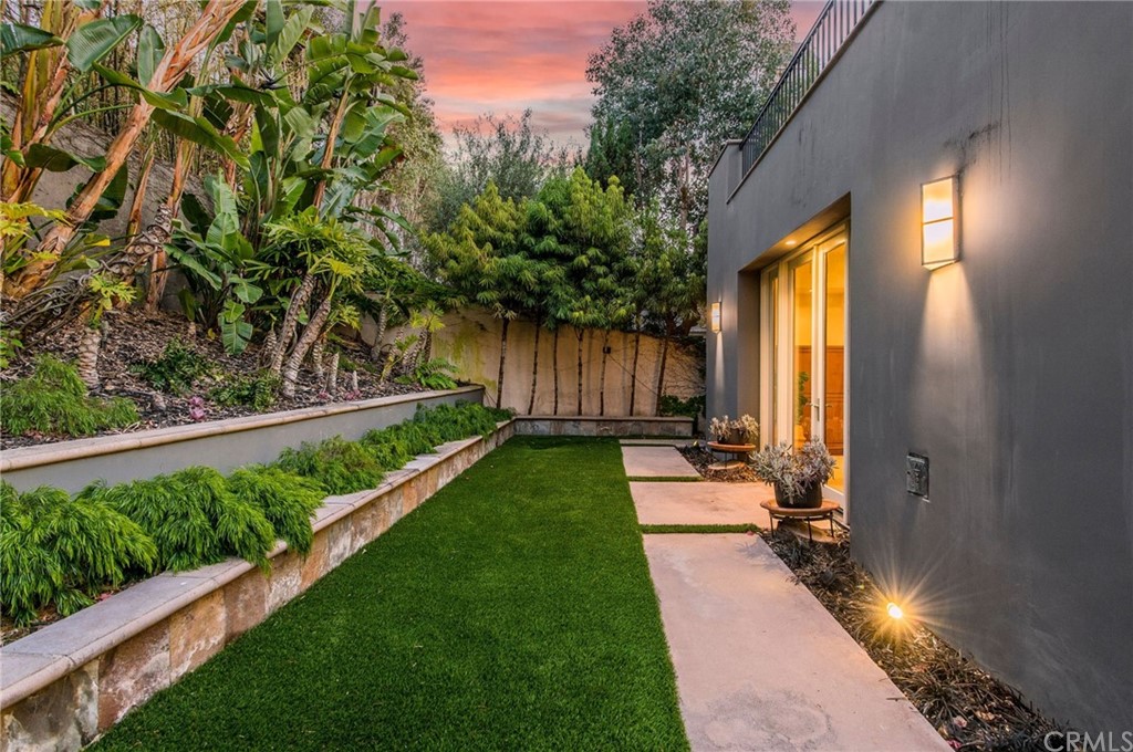 10 Smithcliffs Road Laguna Beach, CA 92651 - Photo 8 of 38 a view of a back yard