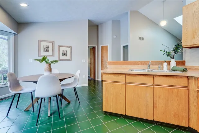 $284,900 | 26 Markay Court, Brighton, NY 14618