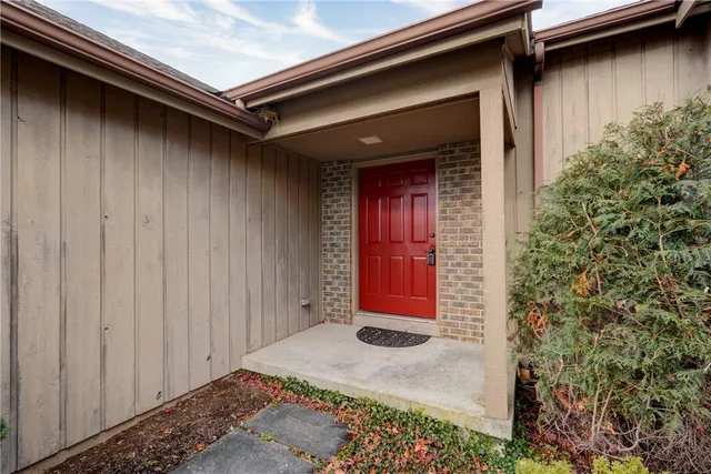 $284,900 | 26 Markay Court, Brighton, NY 14618