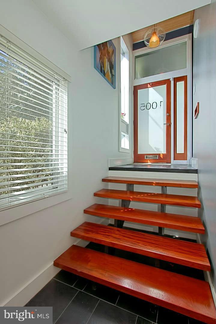 1005 Russell Road Alexandria, VA 22301 - Photo 3 of 26