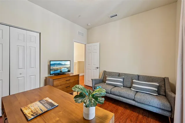 a view of a pathway with a pathway