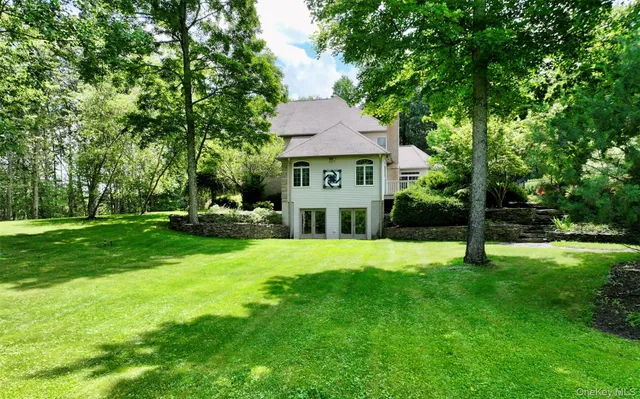 a house that is sitting in the grass