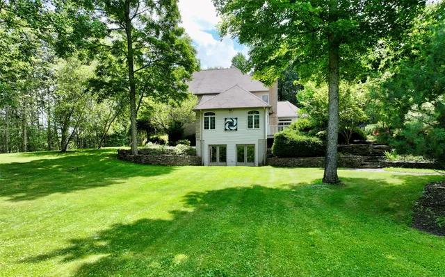 a house that is sitting in the grass