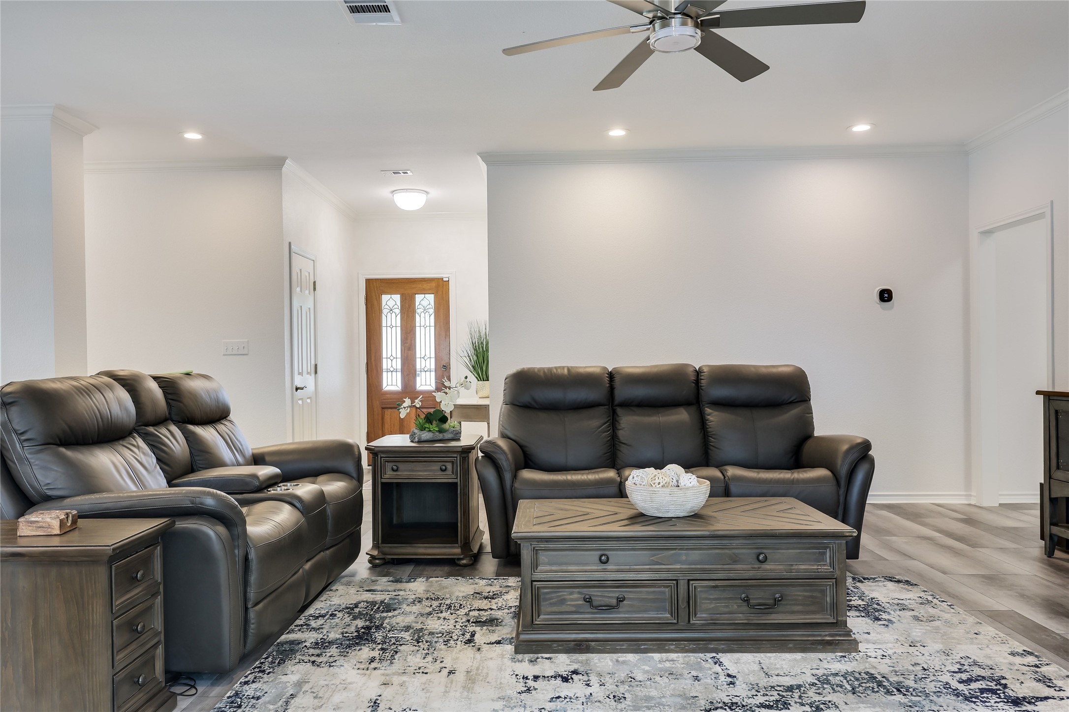 906 Texas Trail Austin, TX 78737 - Photo 5 of 26 a living room with furniture