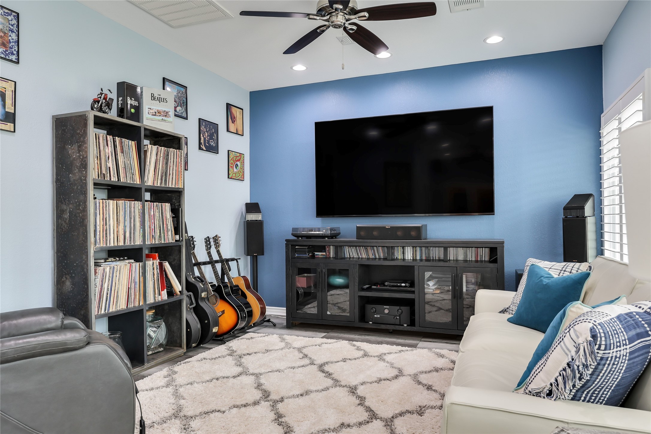 906 Texas Trail Austin, TX 78737 - Photo 9 of 26 a living room with furniture and a flat screen tv
