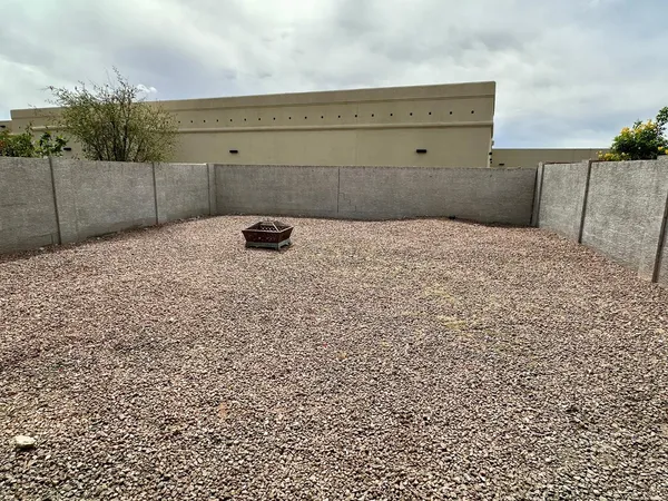 a view of a backyard