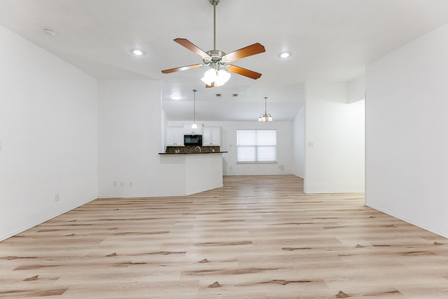 6906 37th Street Lubbock, TX 79407 - Photo 8 of 50 Living Area
