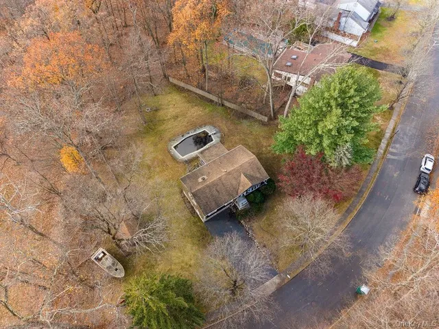 a view of a yard in a backyard