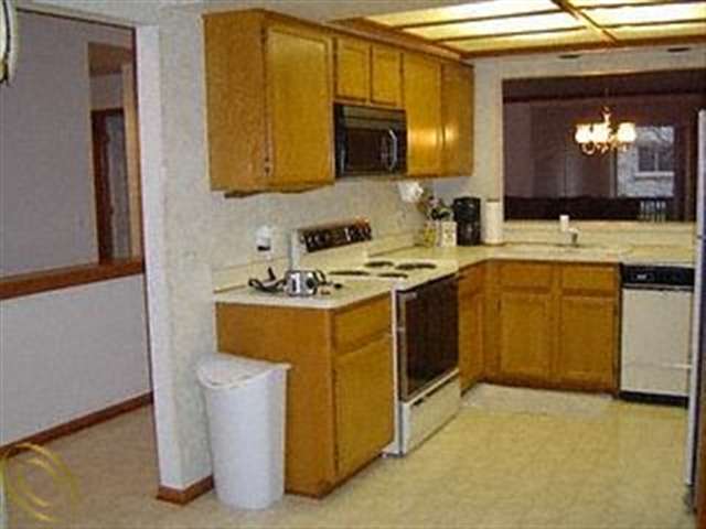 42657 Cedar Ridge Drive Clinton Township, MI 48038 - Photo 3 of 4 31067292-2.JPG