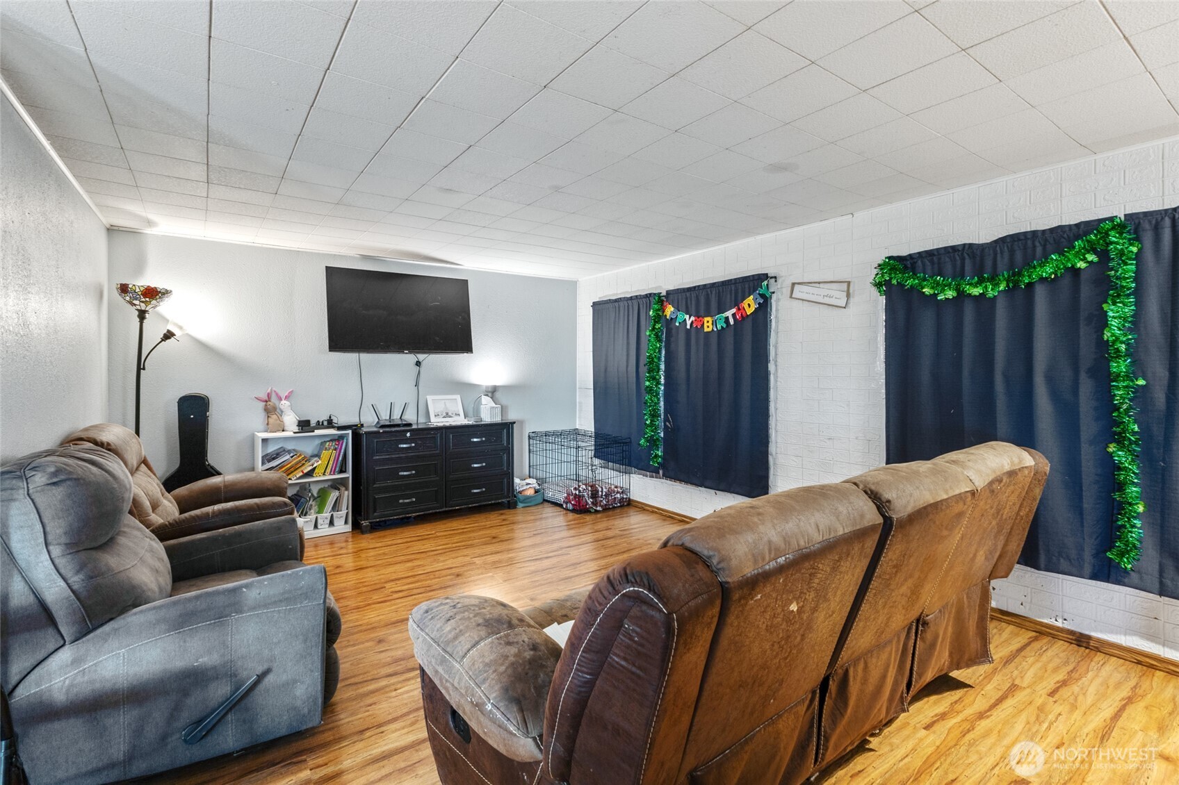 10575 H 8 Moses Lake, WA 98837 - Photo 6 of 9 a bed room with a bed a television and a couch