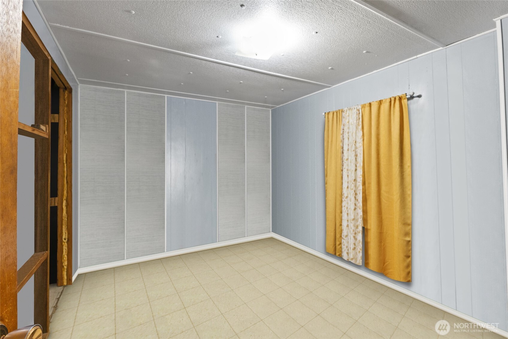 10575 H 8 Moses Lake, WA 98837 - Photo 9 of 9 an empty room with windows