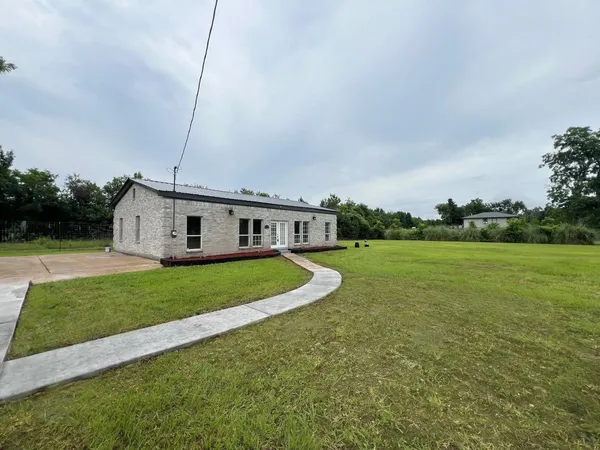 $179,900 | 638 Kelly Lane, Holiday Lakes, TX 77515