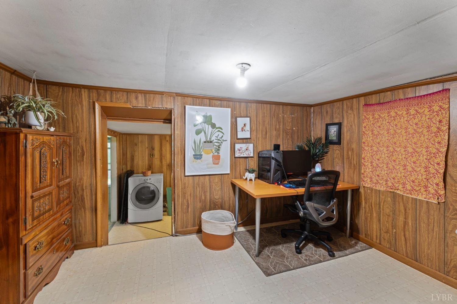 211 Shumaker Road Buckingham, VA 23921 - Photo 15 of 39 a workspace with furniture and a window
