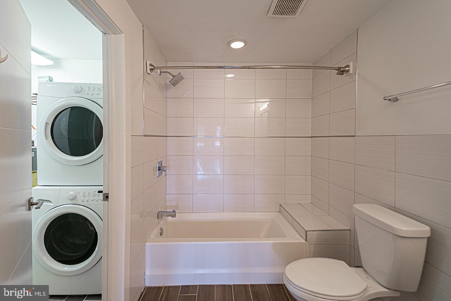 135 North 3rd Street, Unit 3D Philadelphia, PA 19106 - Photo 7 of 20 a bathroom with a toilet bathtub and shower