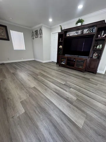 a view of a livingroom with furniture