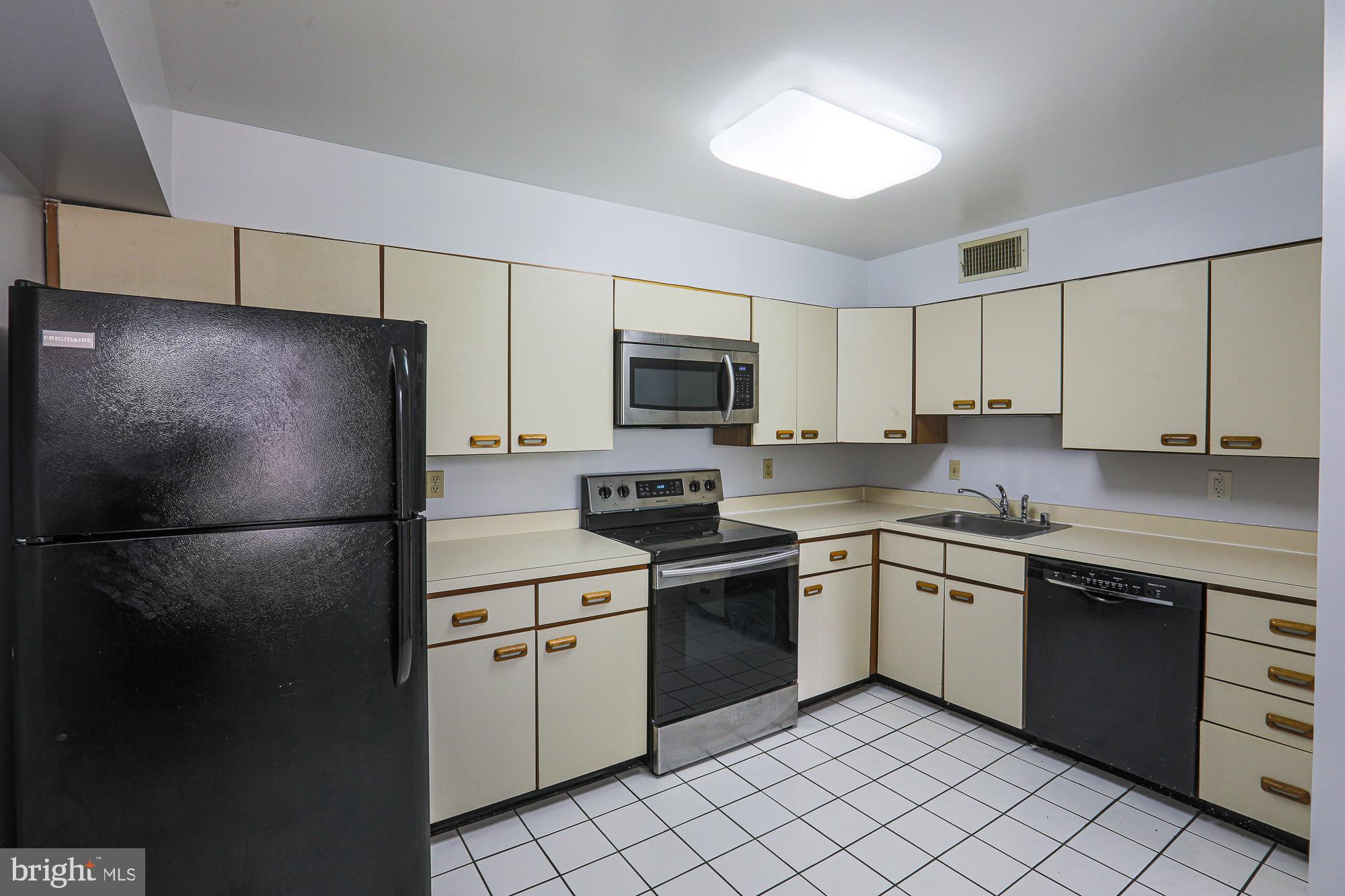2901 Fallstaff Road, Unit 302 Baltimore, MD 21209 - Photo 11 of 35 Kitchen