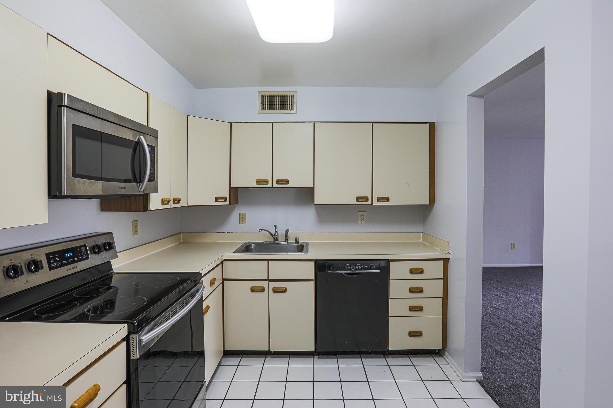 2901 Fallstaff Road, Unit 302 Baltimore, MD 21209 - Photo 12 of 35 Kitchen