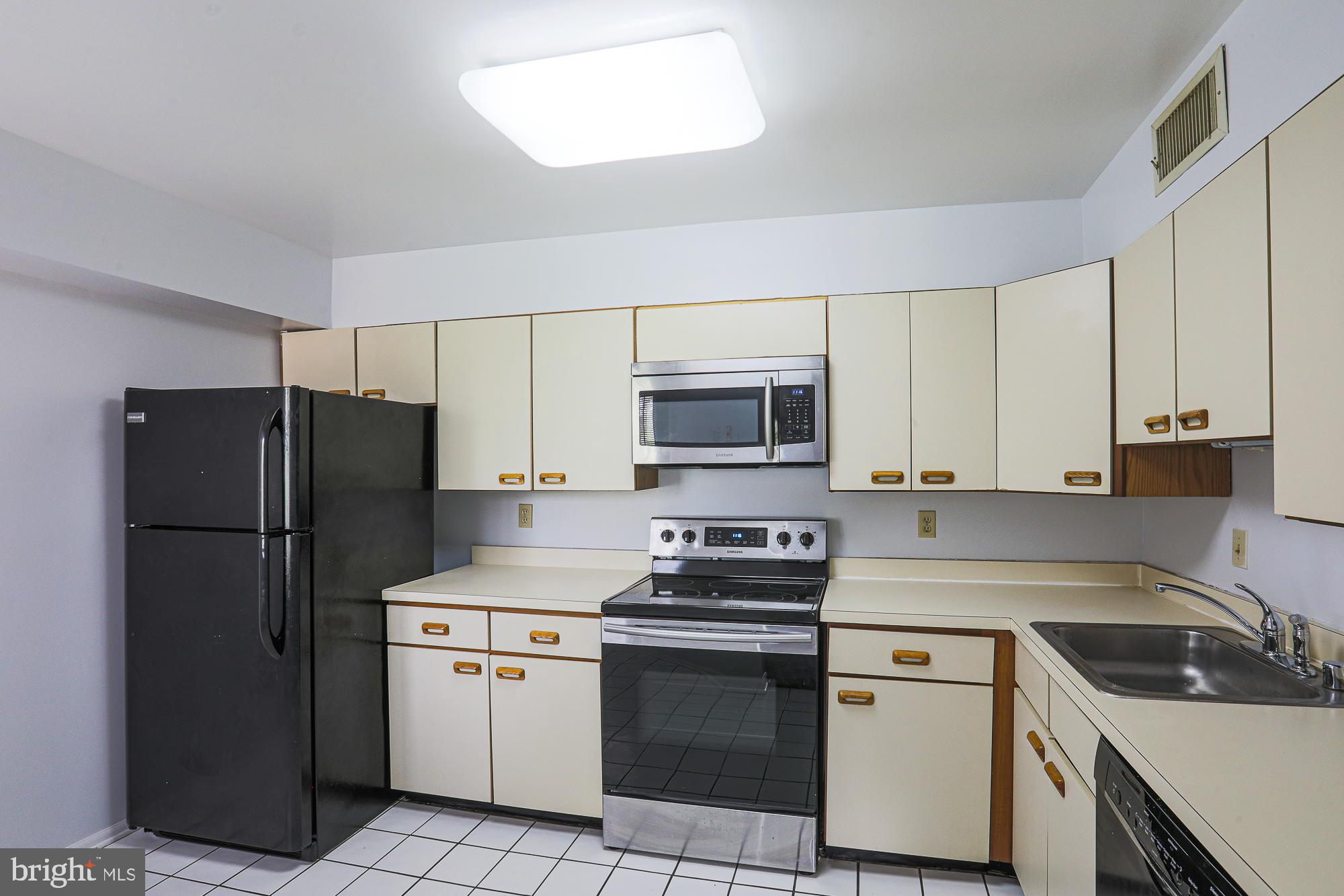 2901 Fallstaff Road, Unit 302 Baltimore, MD 21209 - Photo 9 of 35 Kitchen