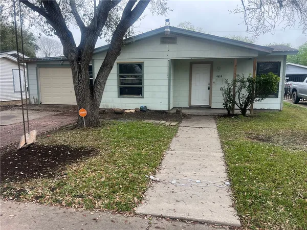 a view of a yard in front of a house