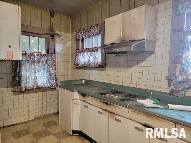 101 South 6th Street Murphysboro, IL 62966 - Photo 18 of 42 a kitchen with granite countertop a sink a stove and cabinets