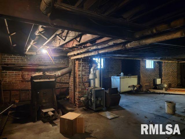 101 South 6th Street Murphysboro, IL 62966 - Photo 34 of 42 a room with gym equipment and a large mirror