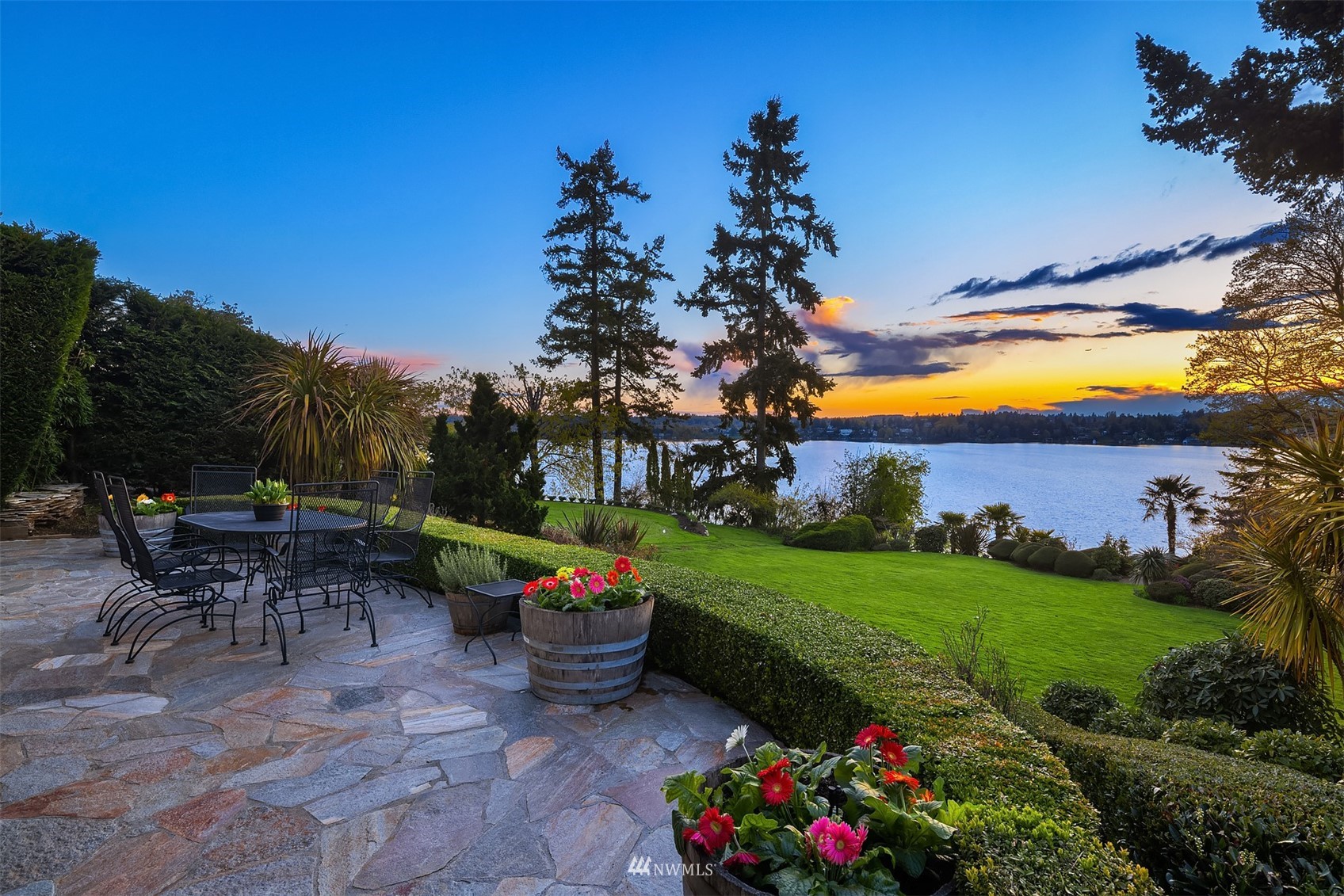 7255 West Ridge Road Mercer Island, WA 98040 - Photo 25 of 40 a garden view with a seating space