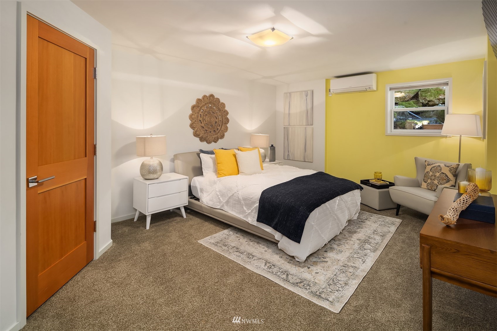 7255 West Ridge Road Mercer Island, WA 98040 - Photo 31 of 40 a bedroom with a bed and lamp