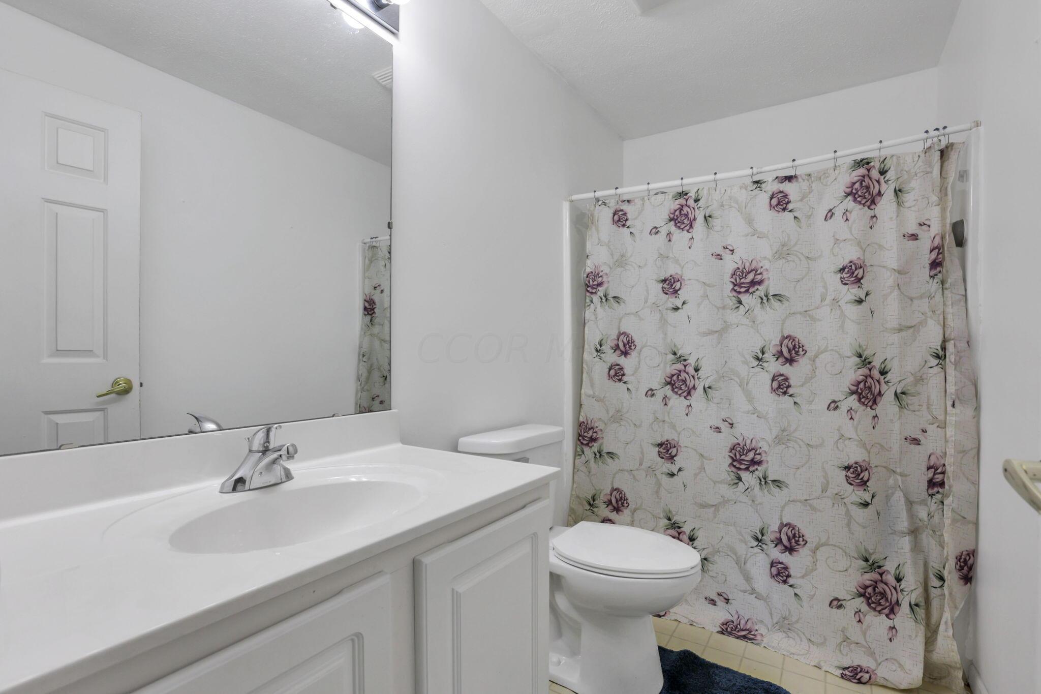 550 Country Club Road Columbus, OH 43213 - Photo 29 of 60 Full hall bath