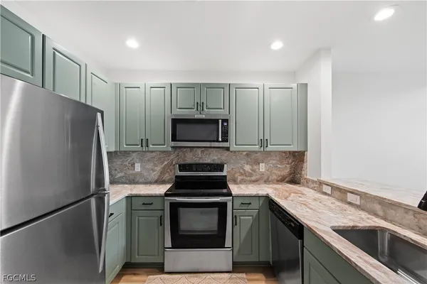 $2,400 | 2745 First Street, Unit 113, Fort Myers, FL 33916