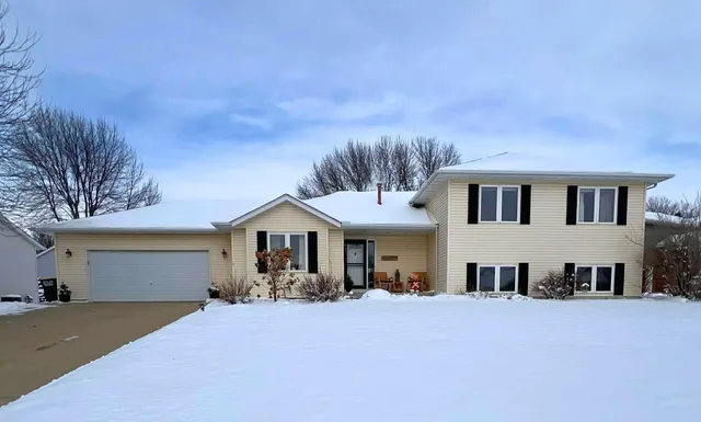 $429,900 | 405 Thomas Drive, Eagle Lake, MN 56024